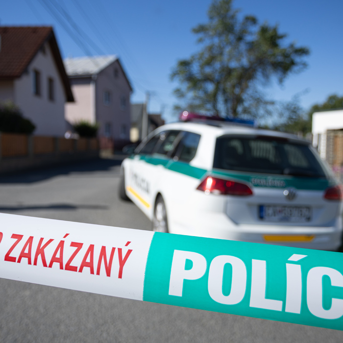 útok škola Staškov polícia policajné auto policajná páska