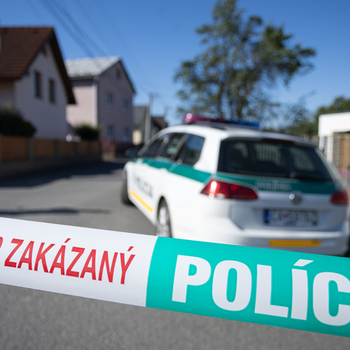 útok škola Staškov polícia policajné auto policajná páska