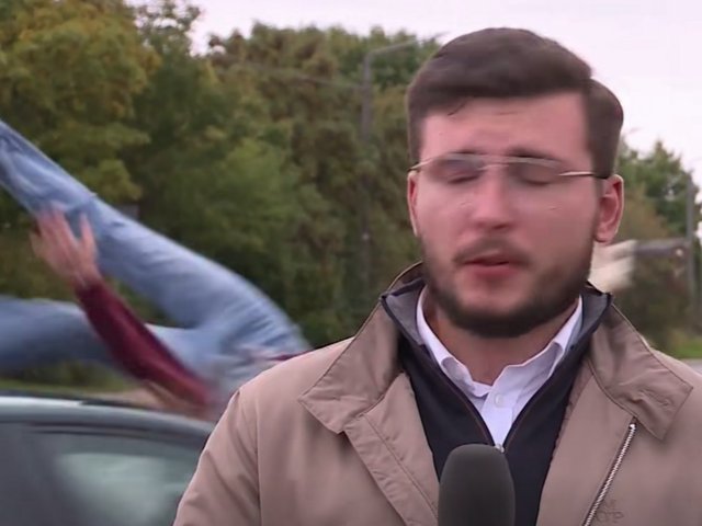 VIDEO: Nakrúcali reportáž o tragédii, vtom prišla ďalšia nehoda. Auto zrazilo dievča priamo pred kamerou