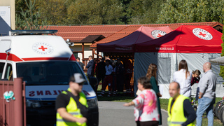 Útok v Staškove si vyžiadal druhú obeť. Zraneniam podľahla aj žiačka Nela, poslanci si ju uctili minútou ticha