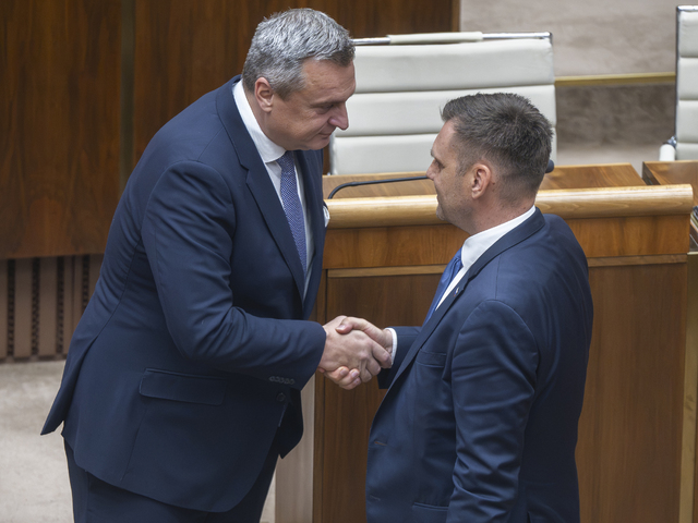 Taraba padol. Ministra životného prostredia odvolali poslanci SNS spolu s opozíciou, Fico aj prezident reagujú