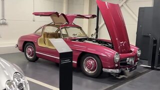 Luxus, história aj poriadne nablýskané Mercedesy. Hviezdou večera bol model, v ktorom sa vozila Marilyn Monroe