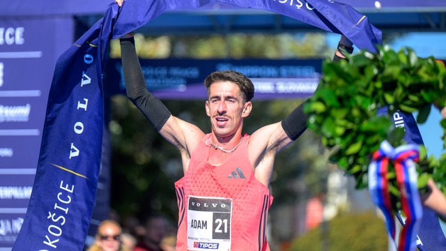 Víťaz 103. ročníka Medzinárodného maratónu mieru (MMM) v kategórii mužov Adam Nathan Lipschitz z Juhoafrickej republiky sa teší v cieli v Košiciach v nedeľu 4. októbra 2026. 