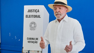 Brazília má pred sebou súboj dvoch táborov. Súčasný prezident hovorí o voľbe medzi demokraciou a barbarstvom