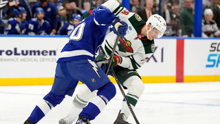 NHL: Tampa Bay si pripísala tretiu výhru po sebe aj vďaka Černákovi. Slovenský obranca zaznamenal prvú asistenciu v sezóne