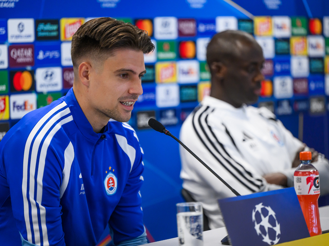 Cítia šancu nakopnúť sa. Touré prirovnal Stuttgart k Slavii, na trávniku sa po koncerte pracovalo aj v utorok 