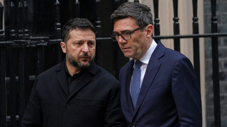 Zelenskyj čelí tlaku Trumpa, no získava podporu Británie. Burnham mu prisľúbil nové protilietadlové rakety