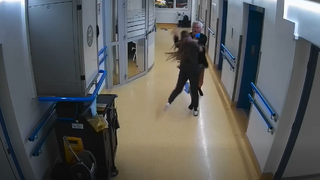 Opitý muž brutálne napadol sestričku na Kramároch. Udrel ju do hlavy a škrtil, na urgent prišiel ešte dvakrát