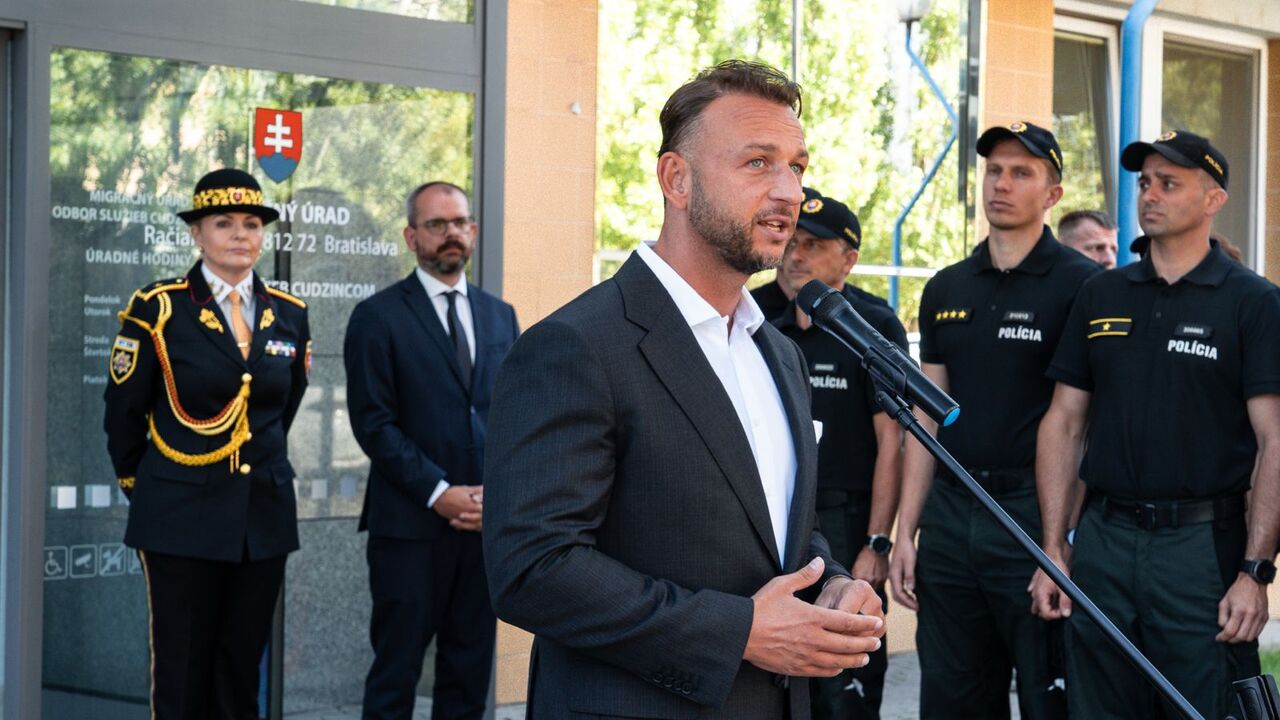 šutaj eštok polícia policajti policajt