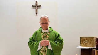Vatikán zverejnil prvé zábery pápeža Leva XIV. po operácii rakoviny. Lekári priniesli nové správy o jeho stave