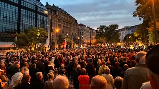 Dosť bolo Fica, Rusi domov, skandoval dav. Opozícia sa po štvrtkovej roztržke postavila na Námestie SNP