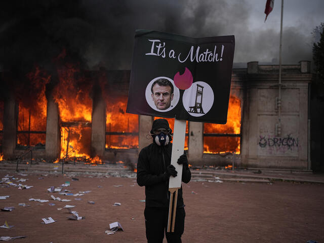 Horeli budovy, autá, rabovali obchody.
Masové protesty vo Francúzsku prerástli do násilia, polícia zatkla vyše 1 800 ľudí