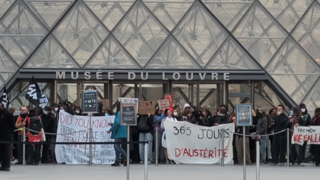 Ani slávny Louvre neunikol protestom vo Francúzsku. Študenti zablokovali všetky vchody, múzeum zostalo zatvorené