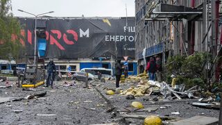 Ruské rakety zasiahli Kyjev aj jeho okolie. Medzi obeťami je mladá žena, v neďalekom Irpini zranili osem detí
