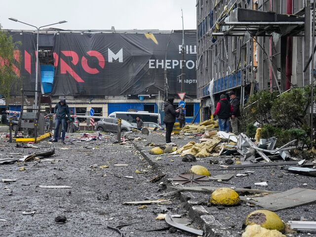 Ruské rakety zasiahli Kyjev aj jeho okolie. Medzi obeťami je mladá žena, v neďalekom Irpini zranili osem detí