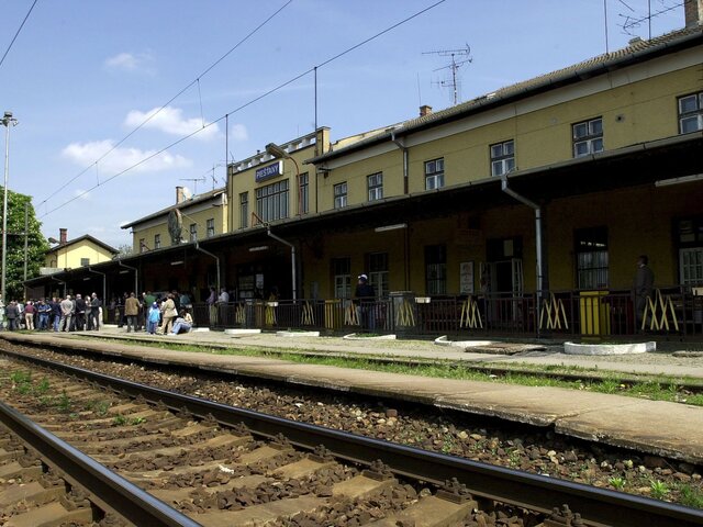Mladý muž vyliezol v Piešťanoch na vagón. Zásah prúdom z trakčného vedenia neprežil