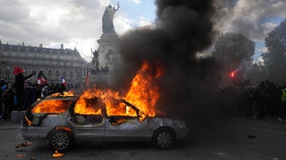 Po násilnom víkende prichádzajú tvrdšie opatrenia: Mestá na severe Francúzska a časti Paríža zaviedli zákaz vychádzania