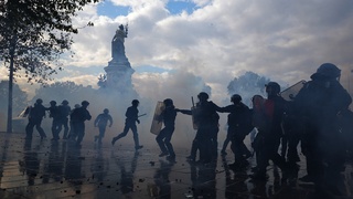 Po násilných protestoch v Paríži preverujú dve úmrtia. Muži zomreli na miestach, kde predtým dochádzalo k stretom