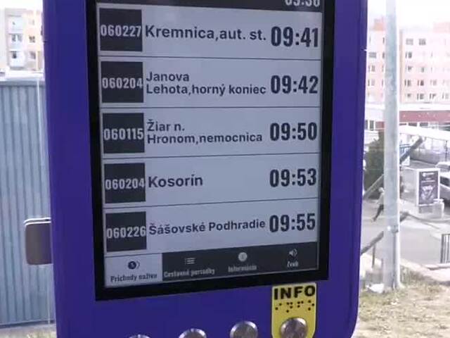 Tradičné cestovné poriadky na zastávkach môžu nahradiť moderné displeje. V Banskobystrickom kraji testujú e-označníky