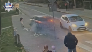 VIDEO: Dievča na kolobežke delili od smrti len centimetre. Vodič v plnej rýchlosti vyletel na chodník a zrútil sa z mosta