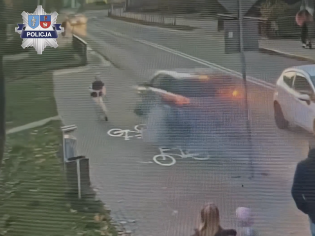 VIDEO: Dievča na kolobežke delili od smrti len centimetre. Vodič v plnej rýchlosti vyletel na chodník a zrútil sa z mosta
