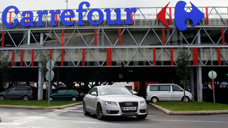 Rabovanie obchodov otriaslo francúzskym gigantom. Carrefour  prišiel o desiatky predajní, jeho akcie prudko padli
