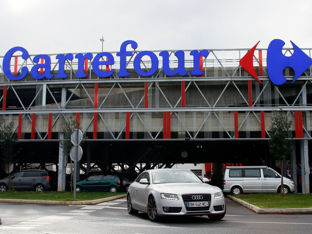 Rabovanie obchodov otriaslo francúzskym gigantom. Carrefour  prišiel o desiatky predajní, jeho akcie prudko padli