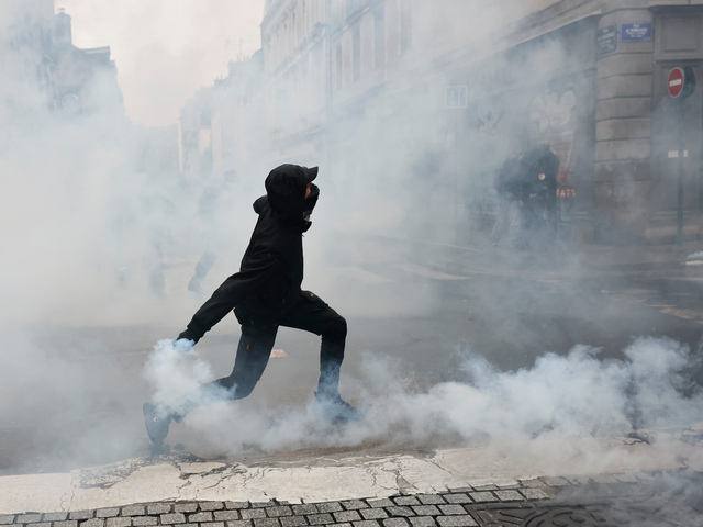 Protesty vo Francúzsku pokračujú. Z 800-tisíc demonštrantov po celej krajine zatkla polícia vyše 1 300 ľudí