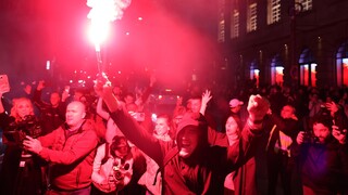 Spev, trúbenie áut a pískanie. Ulice Belehradu zaplavili oslavy, dlhoročný vládca srbskej politiky Vučič priznal prehru