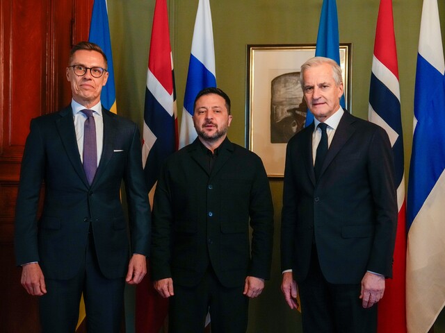 Nečakaný telefonát do Kremľa. Fínsky prezident a nórsky premiér rokovali s Putinom, potom volali so Zelenským 