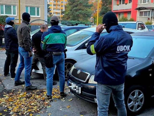 Guľka do hlavy pre peniaze a podpálené auto. Polícia po takmer 15 rokoch zadržala obvineného v Košiciach