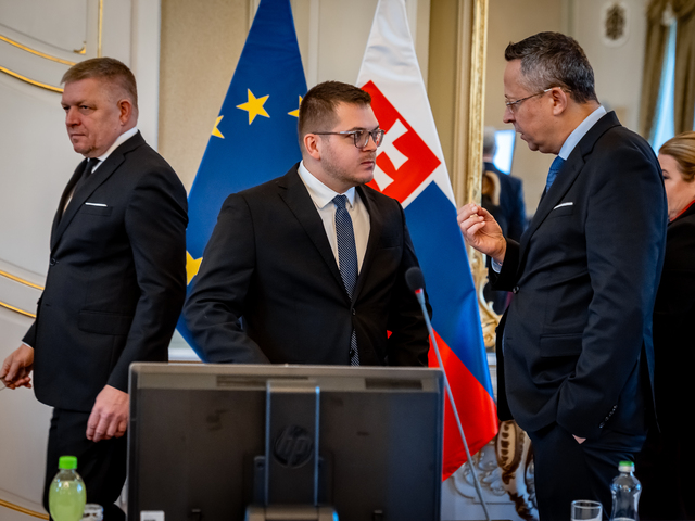 Vláda predĺžila zľavy na cestovné lístky do konca novembra. Rozhodla o cenách energií a ďalších zmenách