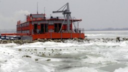 Ľadové kryhy strhli maďarského lodníka, zachraňoval ho vrtuľník