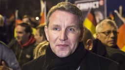 Nemeckí populisti vylúčia jedného z lídrov po výrokoch o holokauste