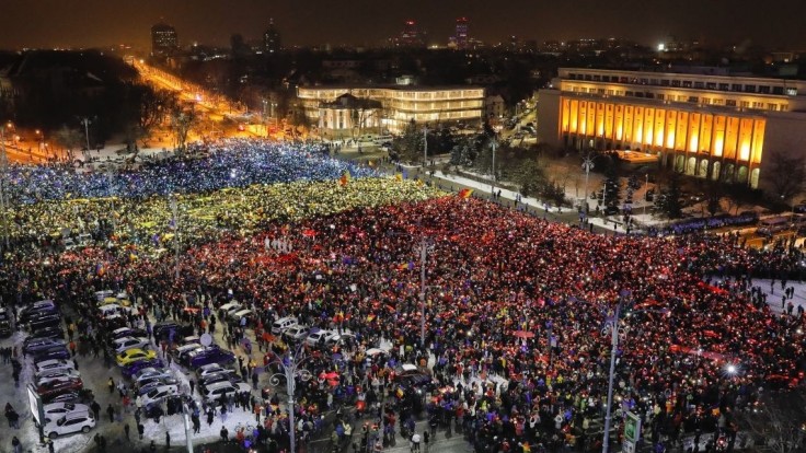 Rumunsko usporiada referendum o boji s korupciou, rozhodol parlament
