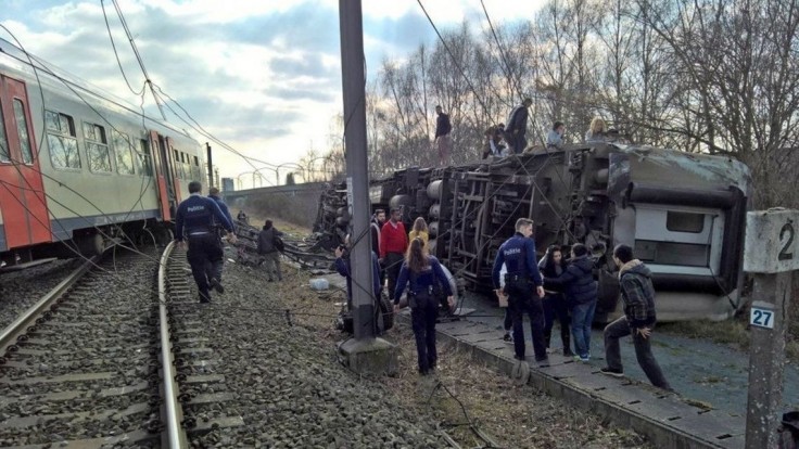 Vykoľajený vlak zabil okoloidúceho, zranili sa desiatky ľudí