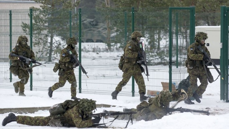 Pozor na ruské sexuálne pasce, varujú vojakov NATO v Pobaltí