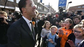 Voľby v Holandsku vyhrala podľa prvých odhadov strana súčasného premiéra