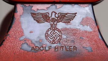Nezvyčajné zábery Hitlera v súkromí vydražili za desaťtisíce libier