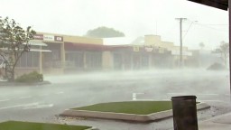 Austrálskych turistov evakuovali, ničivý cyklón zanechal spúšť