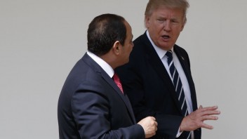 Trump prijal egyptského prezidenta, ľudskoprávne organizácie majú obavy