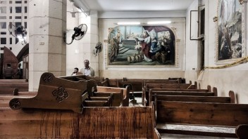 S obeťami útokov na kresťanov sa rozlúčili v zničenom kostole