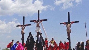 Opäť sa nechali pribiť na kríž. Na Filipínach slávili Veľký piatok