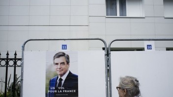 Prezidentský boj vo Francúzsku sa zamotáva, šance sú vyrovnané