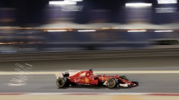 V Bahrajne je zatiaľ najrýchlejší Vettel, vyhral oba tréningy