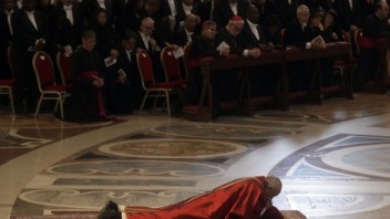 Pápež odslúžil slávnostný obrad, uctil si obete nedávnych útokov