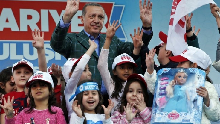 Trest smrti či boj proti teroru. Čo sľubuje Erdogan Turkom?