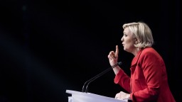 Odstráňte európsku vlajku, žiadala Le Penová v televízii. Vyhoveli jej