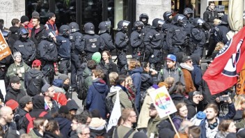 Zjazd nemeckých populistov sprevádzajú protesty, došlo k zraneniam