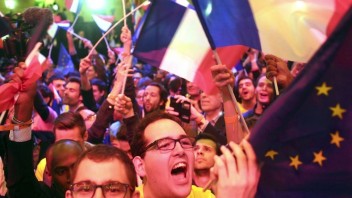 Francúzi rozhodli. Do druhého kola postúpia Macron a Le Penová